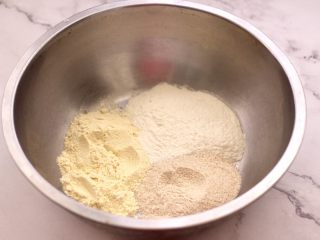 1、鹌鹑蛋全麦玉米面薄饼,首先把各种面粉称重后,放入盆中。