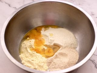 2、鹌鹑蛋全麦玉米面薄饼,把鹌鹑蛋打散到面粉里。