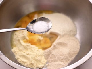 3、鹌鹑蛋全麦玉米面薄饼,这个时候加入盐。