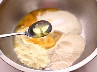 4、鹌鹑蛋全麦玉米面薄饼,再加入花生油。