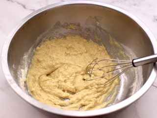 5、鹌鹑蛋全麦玉米面薄饼,用手动打蛋器搅拌至无干粉。