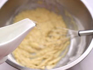 6、鹌鹑蛋全麦玉米面薄饼,再倒入适量的清水。