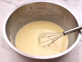 7、鹌鹑蛋全麦玉米面薄饼,用打蛋器搅拌至成淡奶油那样均匀流动状态就可以了。