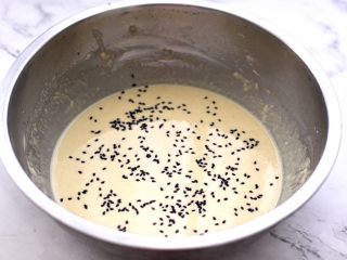 8、鹌鹑蛋全麦玉米面薄饼,撒上少许黑芝麻后,静置1小时左右。
