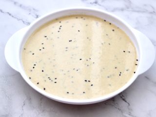 9、鹌鹑蛋全麦玉米面薄饼,把静置好的面糊,倒入专用的面盘里。