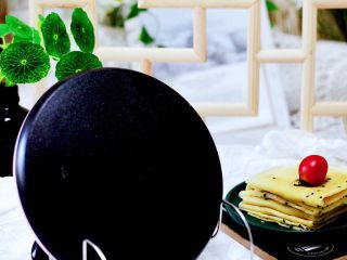 11、鹌鹑蛋全麦玉米面薄饼,依次做完所有的薄饼,煎好的薄饼,放入盘中即可,外酥里嫩好味道。