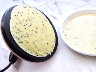 10、鹌鹑蛋全麦玉米面薄饼,薄饼机提前预热后,把预热好的薄饼机平放在面糊盘里1-2秒,拿出后坐等薄饼慢慢自动脱模即可。