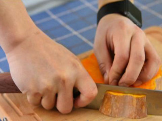 1、春日里的一道健康食谱——蜜汁蒸南瓜,南瓜去皮切块。