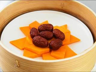 2、春日里的一道健康食谱——蜜汁蒸南瓜,加红枣，大火蒸20分钟左右。