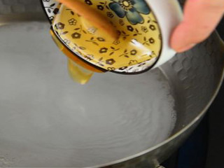 3、春日里的一道健康食谱——蜜汁蒸南瓜,水淀粉加蜂蜜熬成汁。