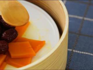 4、春日里的一道健康食谱——蜜汁蒸南瓜,淋上调汁，美味出炉。