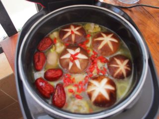 4、香菇炖鸡,9、	放入电压力锅。