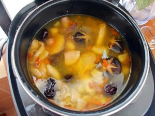 5、香菇炖鸡,11、	程序结束后，美味的滋补鸡汤炖好了，再加一勺盐。