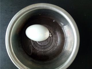 3、自制咸鸭蛋,鸭蛋依次蘸高度白酒,最好用白酒浸泡片刻;