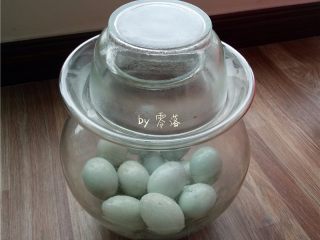 4、自制咸鸭蛋,将鸭蛋放进无油无水的容器里,倒入浸泡过鸭蛋的高度白酒,放置一晚;我用了泡菜坛;高度白酒有助于出油,而且有提香的作用;