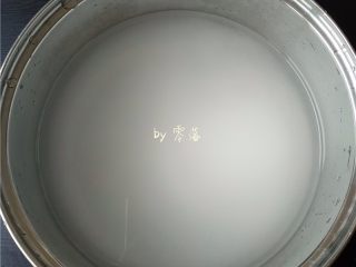 5、自制咸鸭蛋,煮锅里放入500g盐,2500g清水;