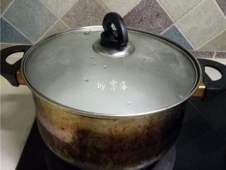 6、自制咸鸭蛋,将水烧开,关火;