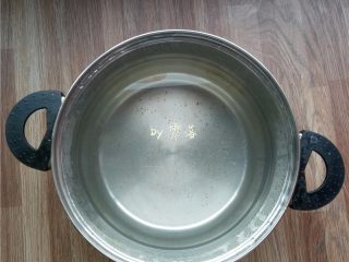 7、自制咸鸭蛋,将盐水彻底放凉;