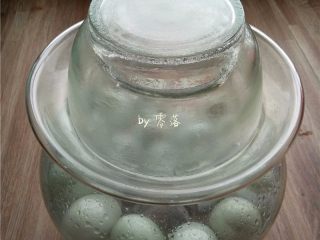 8、自制咸鸭蛋,将冷却的盐水倒入鸭蛋坛子,用无油无水的筷子将坛子里的盐水,白酒轻轻搅拌均匀;