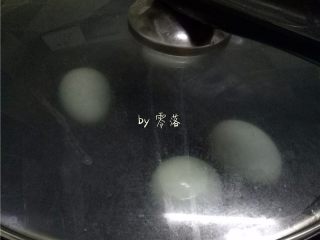 12、自制咸鸭蛋,放入咸鸭蛋,上盖;水开后再煮7-8分钟,关火;