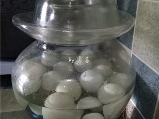 9、自制咸鸭蛋,将容器密封,放置在阴凉通风处;20天(夏天)—40天(冬天)即可捞出,煮熟食用;