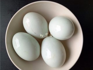 10、自制咸鸭蛋,腌制时间到,将鸭蛋捞出;