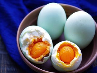13、自制咸鸭蛋,捞出,剥壳;油汪汪、100%起沙的咸鸭蛋就炼成啦;