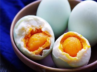 14、自制咸鸭蛋,咸鸭蛋腌制时间越长,咸度越高;如果已达到自己想要的效果,可捞出鸭蛋,擦干水分,放冰箱冷藏保存。如果消灭咸鸭蛋的速度比较快,一直泡着也成;