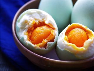 15、自制咸鸭蛋,从坛子里捞咸鸭蛋时,请确保勺子等工具无油无水。咸鸭蛋坛子里不能进生水,否则咸鸭蛋会坏。