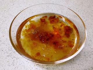 1、桃胶木瓜炖奶 #冬喝暖饮夏吃冰#,桃胶提前浸泡一晚,泡发。