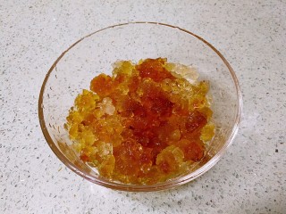 2、桃胶木瓜炖奶 #冬喝暖饮夏吃冰#,把杂质清理干净,得到晶莹剔透的桃胶水晶体。