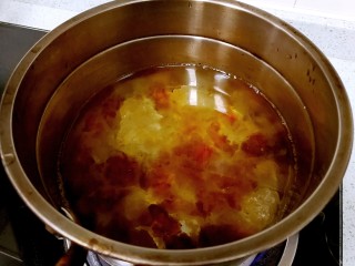 3、桃胶木瓜炖奶 #冬喝暖饮夏吃冰#,锅里倒入桃胶和清水,按个人口味加入适量冰糖。