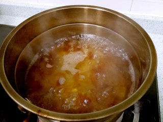 4、桃胶木瓜炖奶 #冬喝暖饮夏吃冰#,大火烧开后转小火煮10分钟。