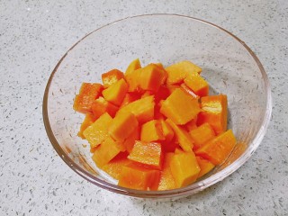 10、桃胶木瓜炖奶 #冬喝暖饮夏吃冰#,把瓜肉装起。