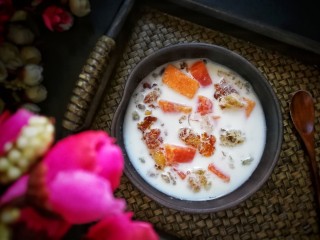 14、桃胶木瓜炖奶 #冬喝暖饮夏吃冰#,盛出,趁热喝暖身滋润。