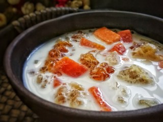 15、桃胶木瓜炖奶 #冬喝暖饮夏吃冰#,放冰箱冷藏后也别有风味。