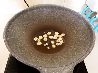 12、清炒山药木耳,油烧热后加入蒜片，炒出香味