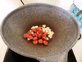 13、清炒山药木耳,加入火腿肠