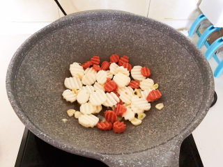 16、清炒山药木耳,翻炒2分钟