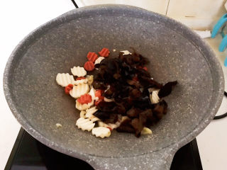 17、清炒山药木耳,加入木耳