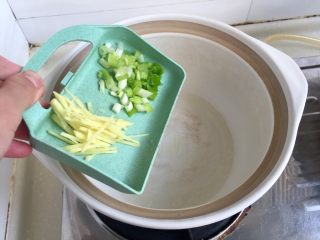 6、给烤鸭架换个吃法➕冬瓜蟹味菇鸭架汤,小火加入葱白姜丝煸香