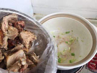 7、给烤鸭架换个吃法➕冬瓜蟹味菇鸭架汤,放入烤鸭架,翻炒一下