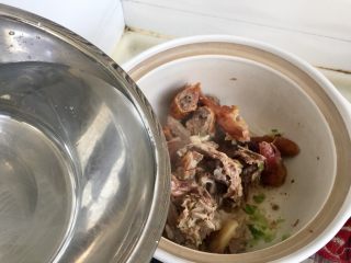 8、给烤鸭架换个吃法➕冬瓜蟹味菇鸭架汤,加入适量的清水,大概2升左右,最好加入热水,汤色会变白