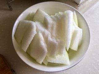 11、给烤鸭架换个吃法➕冬瓜蟹味菇鸭架汤,冬瓜去瓤,切成约5毫米厚的片