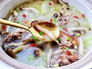 26、给烤鸭架换个吃法➕冬瓜蟹味菇鸭架汤,成品