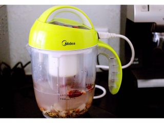 4、杂粮米糊(豆浆机版),把洗净的所有食材放入豆浆机里、加入适量的清水、不能超过水位线以下