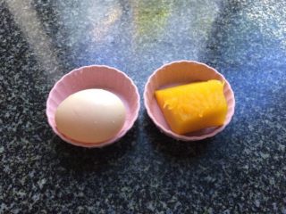 2、南瓜蛋黄泥（6个月+）,南瓜上切一块，和鸡蛋备用