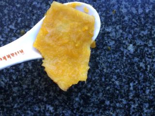 8、南瓜蛋黄泥（6个月+）,南瓜去皮