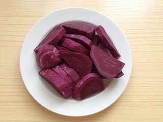 1、紫薯开花馒头,紫薯去皮切厚片，放蒸锅中蒸至软烂