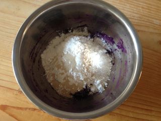 3、紫薯开花馒头,取100g紫薯泥、15g糖、100g面粉、2g酵母和5g温水（根据需要来加）